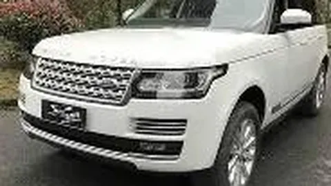 董璇与年轻男友同餐笑语盈盈，探班自拍展露愉悦心情