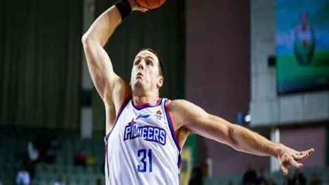 “黄添喜加冕我国永久居民，力助加的夫雄狮攀登新高峰”