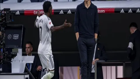 申真谞在新加坡南洋杯决赛中击败王星昊，首局获胜战幕拉开